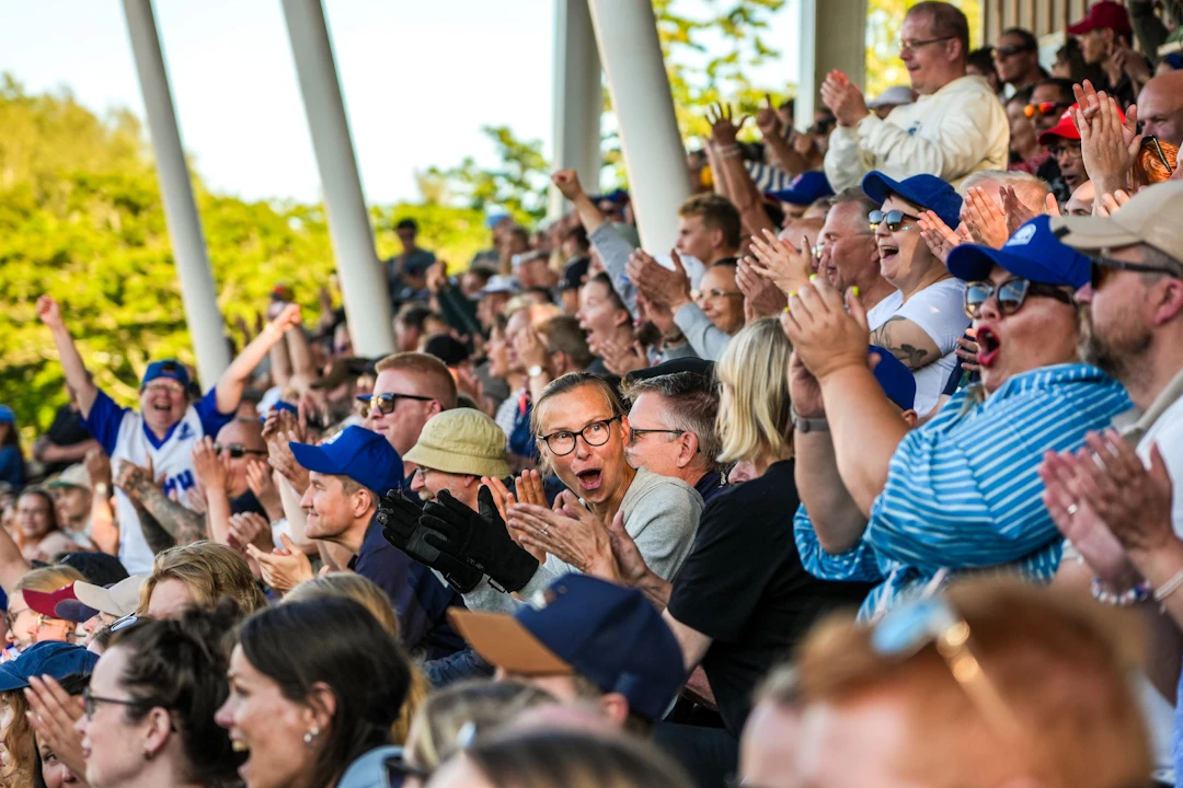 Roihuvuoren pesäpallostadion täyttyi Roihuttarien Superpesis-otteluissa kesällä 2025