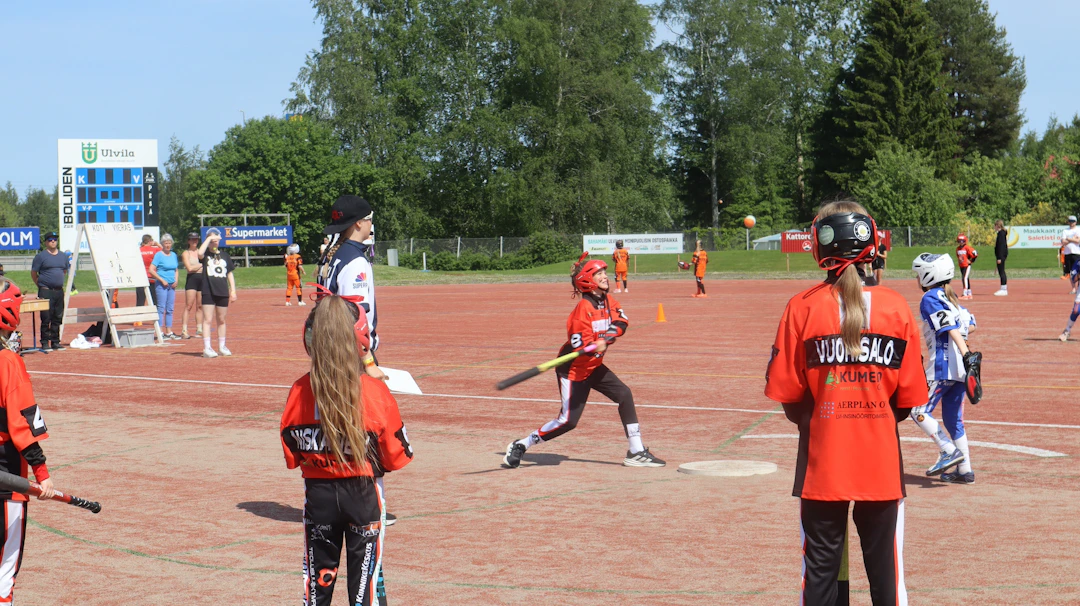 Pesäkarhujen ja Virkiän F-tytöt Etenee-leirillä Ulvilassa 14.6.2025