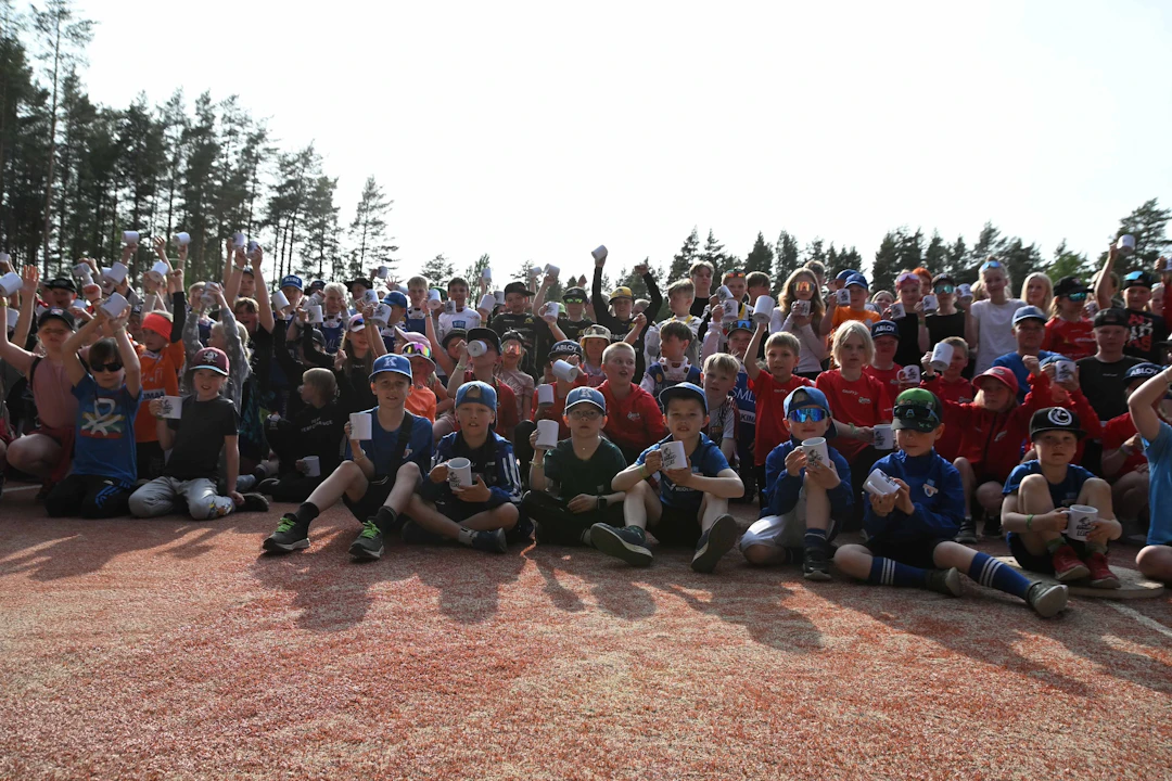 Kunnarin lyöjät ja kunnari-mukit Joensuun Kunnarileiriltä 2025