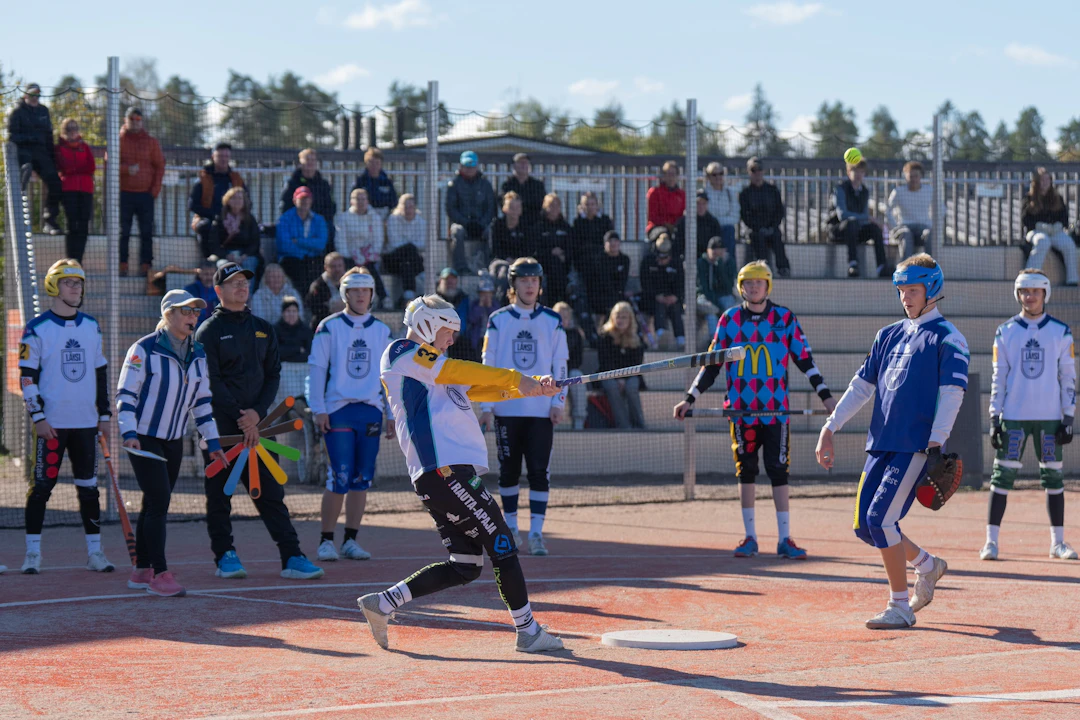 Matias Koljonen (LMV) lukkarina, Eino Isometsä (MyVe) lyömässä Eteläisen alueen C-poikien Itä-Länsi-ottelussa 2025