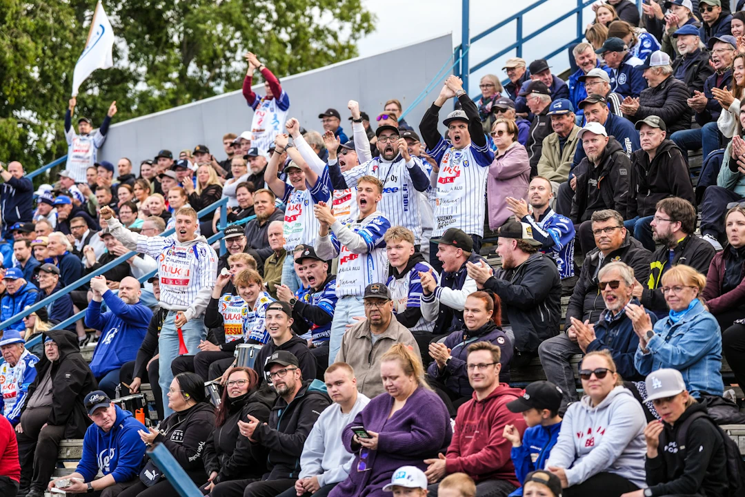 Saarikentän yleisöä ViVe-KeKi-puolivälieräottelussa 28.8.2025