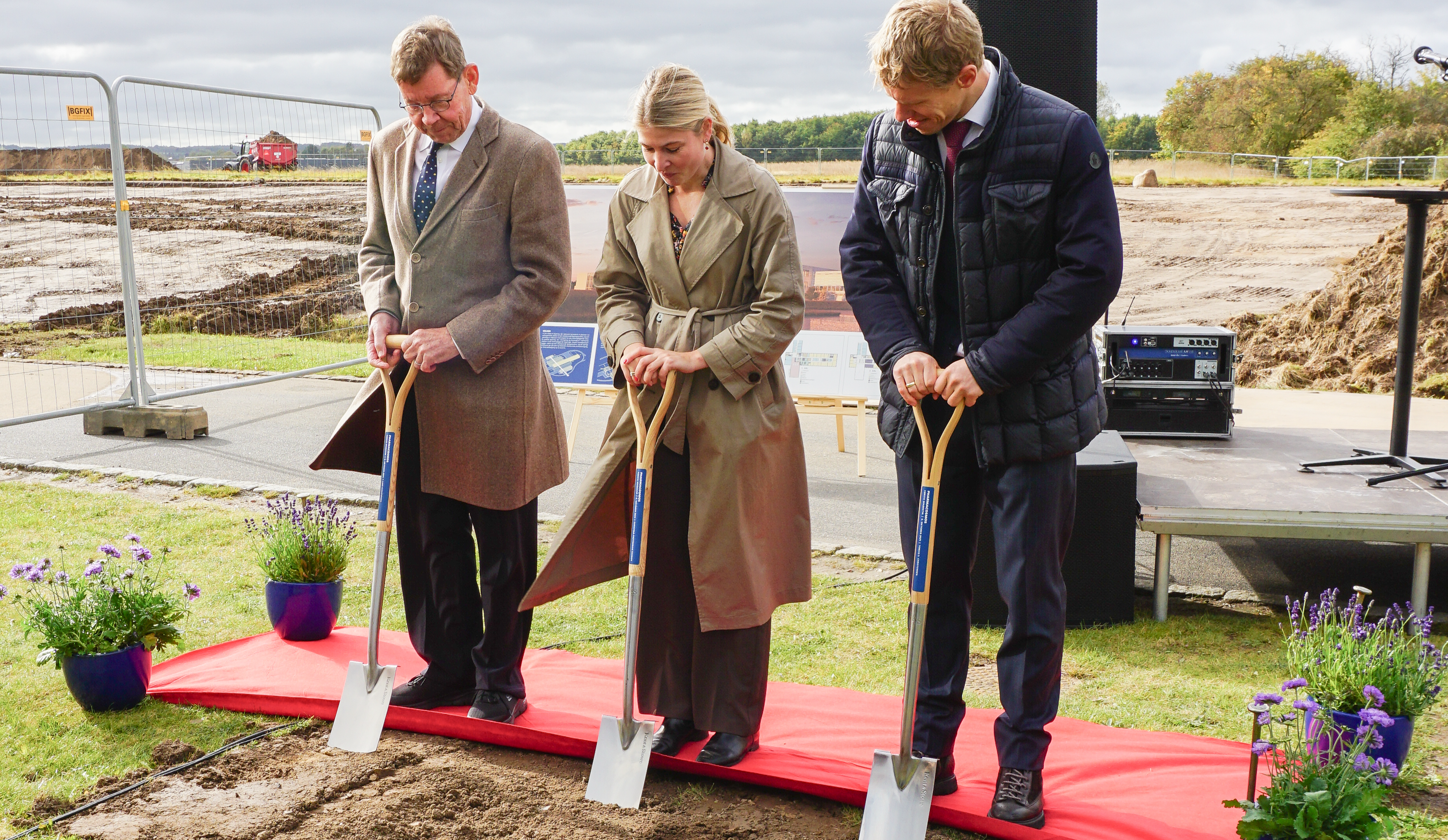 From left to right: Lars Christensen (LC), Senior Advisor and Deputy Chairman of the Board; Christina Krzyrosiak Hansen, Mayor of Holbæk; and Tobias S. Christensen, CEO of Pharmacosmos, at the groundbreaking ceremony on October 6, 2025.