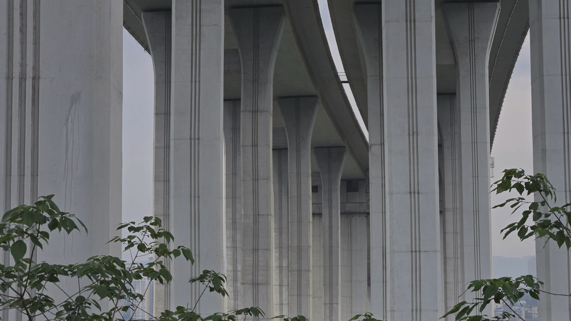 From Green to Truly Clean: How Low-Carbon Cement and Steel Support Sustainable Energy Projects