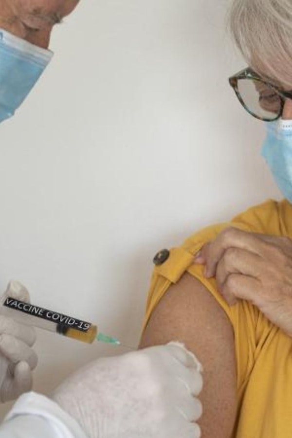 dr administering covid vaccine