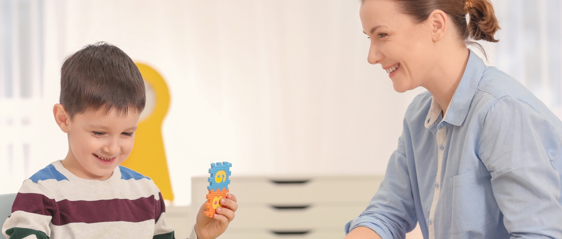 Psyhchologist Psychologist with child