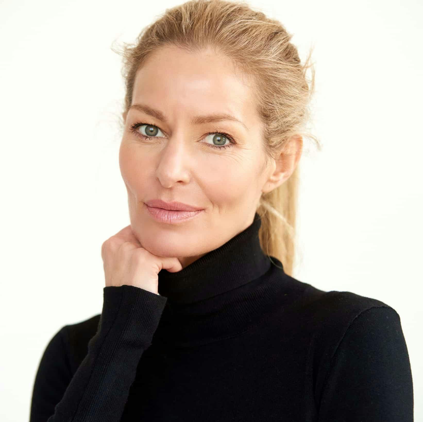 woman with her blonde hair in a ponytail