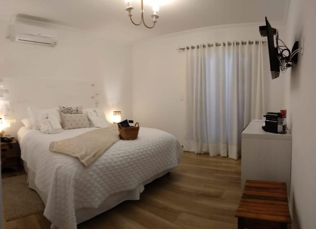 url(https://www.datocms-assets.com/116531/1705090897-suite-luxo-4.jpg)