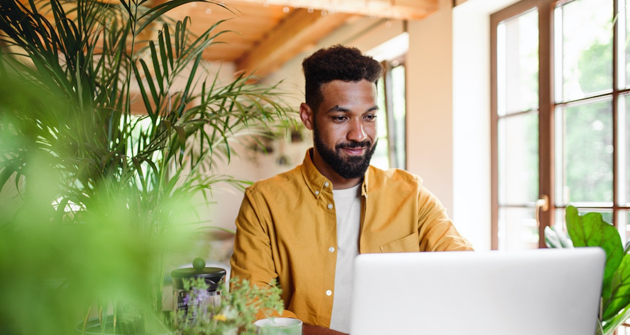 Tevreden uitziende man met laptop
