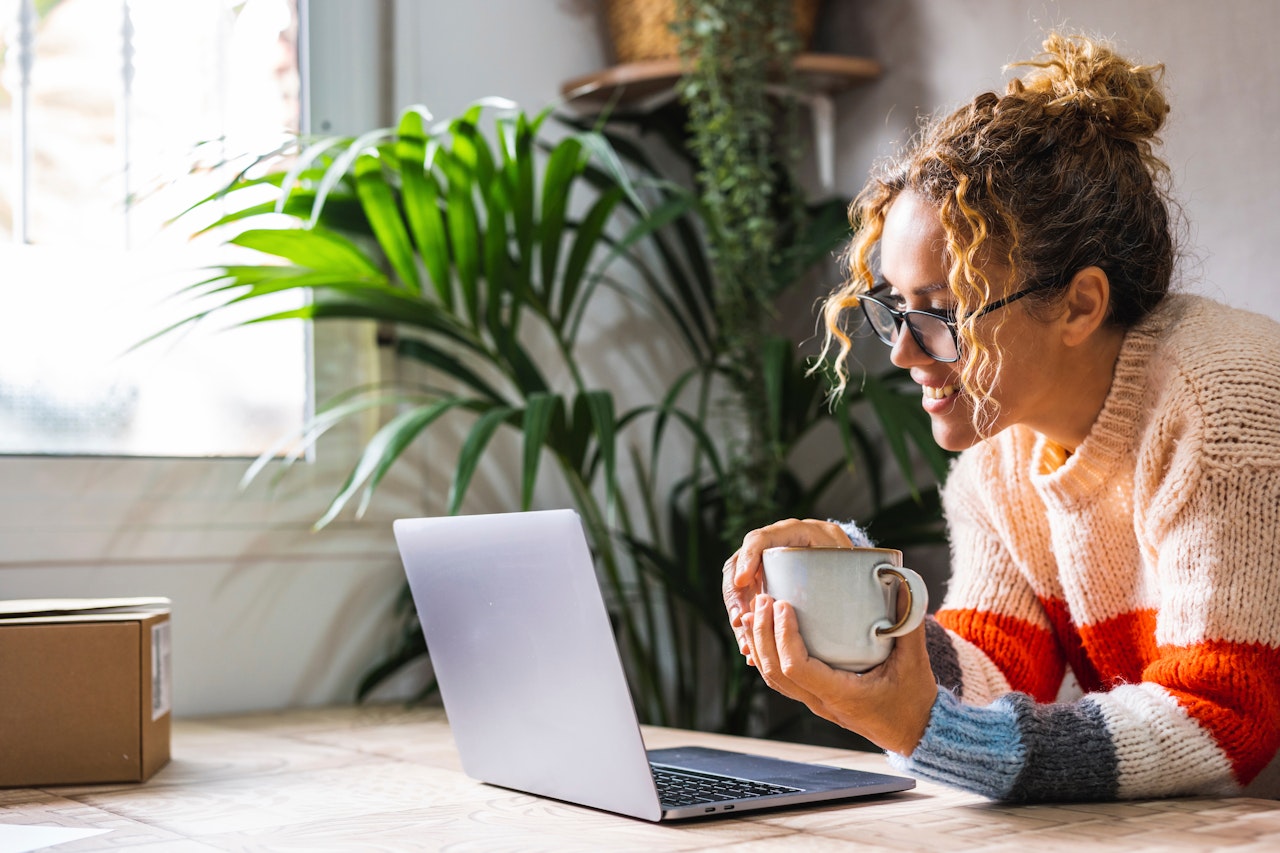 Meisje met laptop en plant op achtergrond