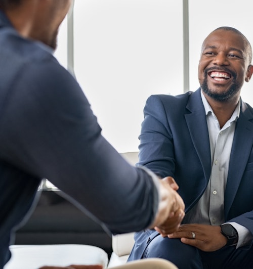 Secteur commerce / négoce - hommes effectuant une poignée de mains