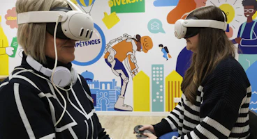 Immersive Room - deux femmes avec un casque de réalité virtuelle - agence Alliance emploi Dunkerque