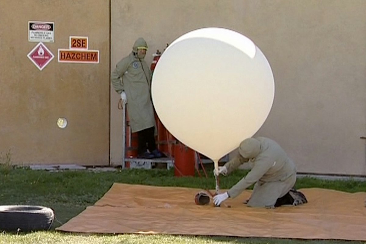 Weather balloon being released — Science Learning Hub