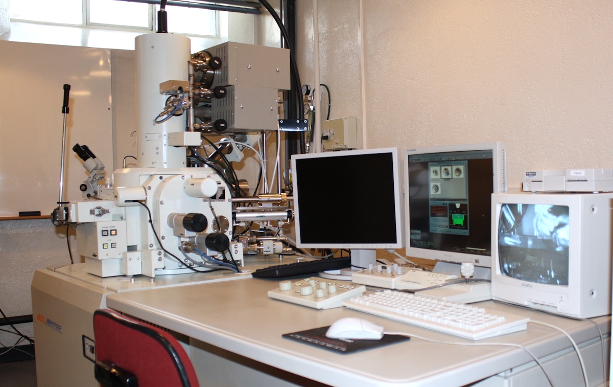 All about light and electron microscopes