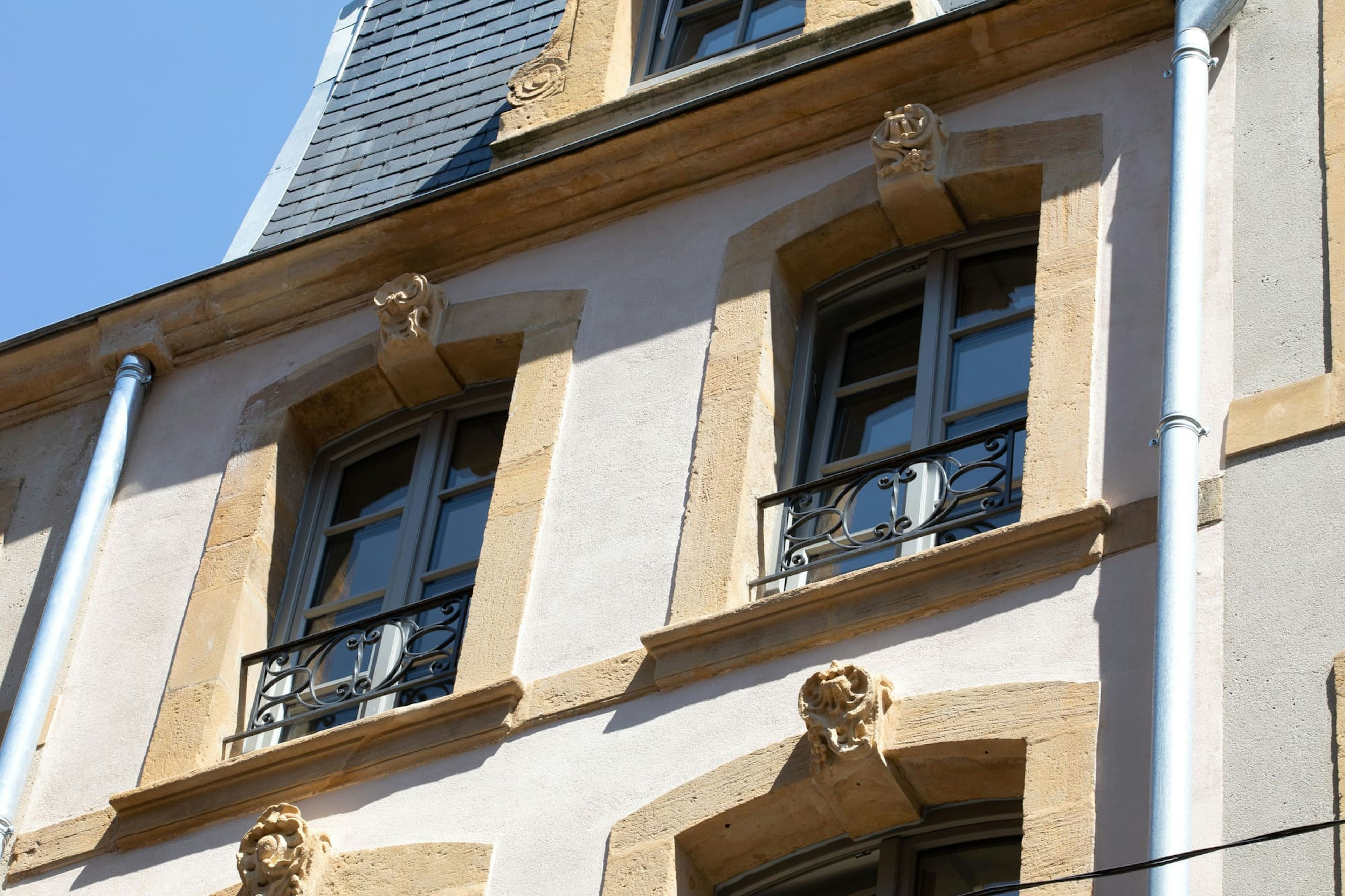 window, architecture, building, bay window, city