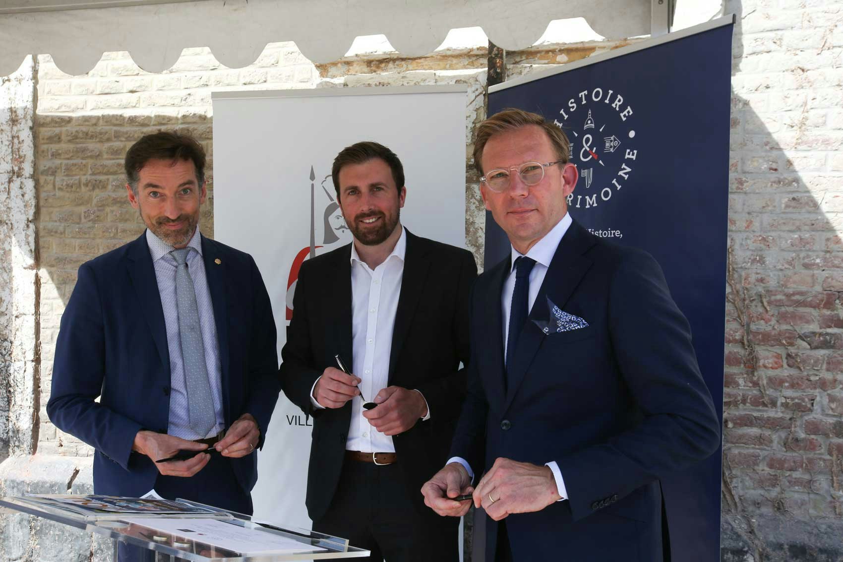 blazer, coat, jacket, suit, adult, male, man, person, tie, groupshot