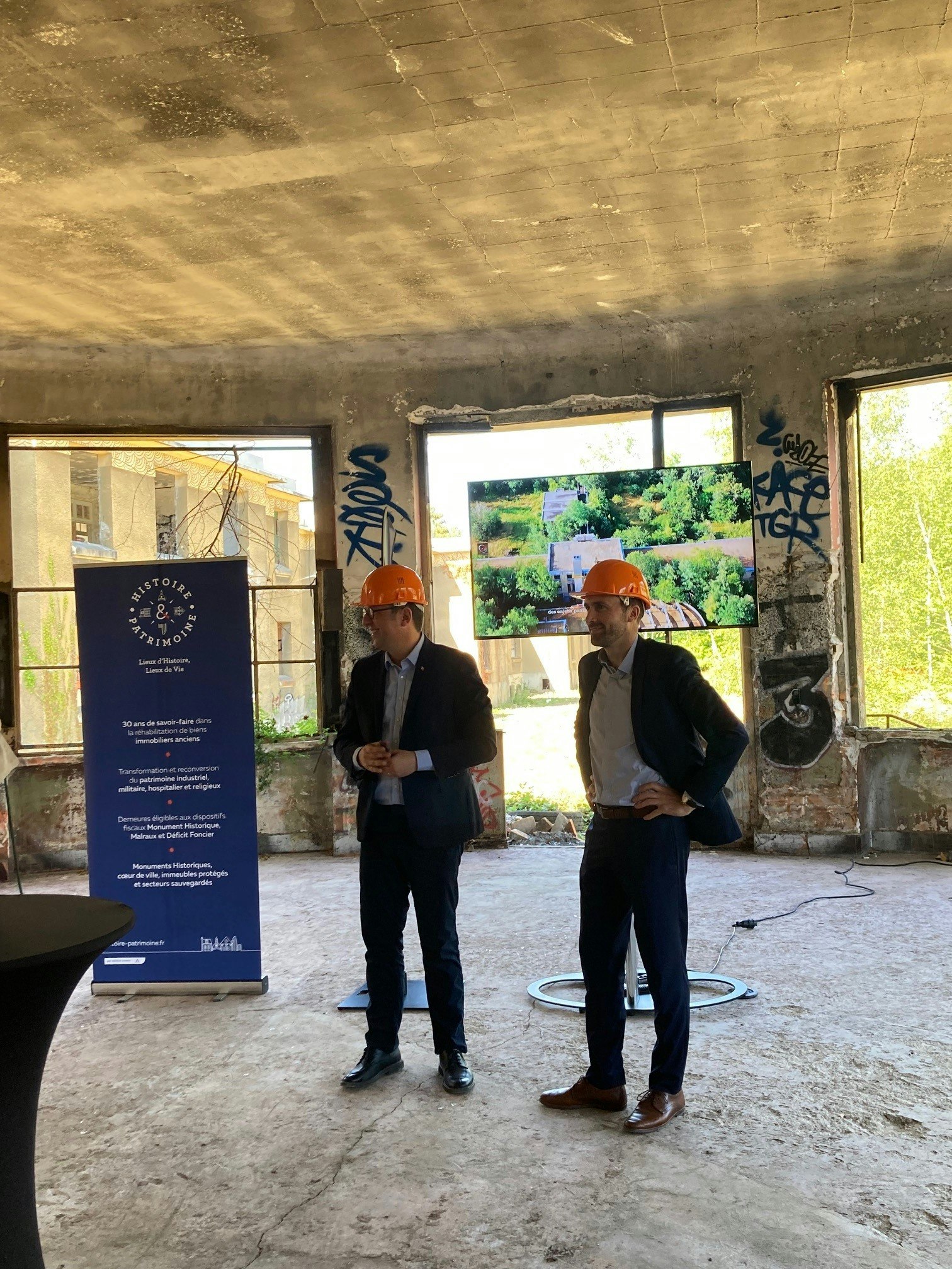 hardhat, helmet, adult, male, man, person, worker, coat, shoe, jeans