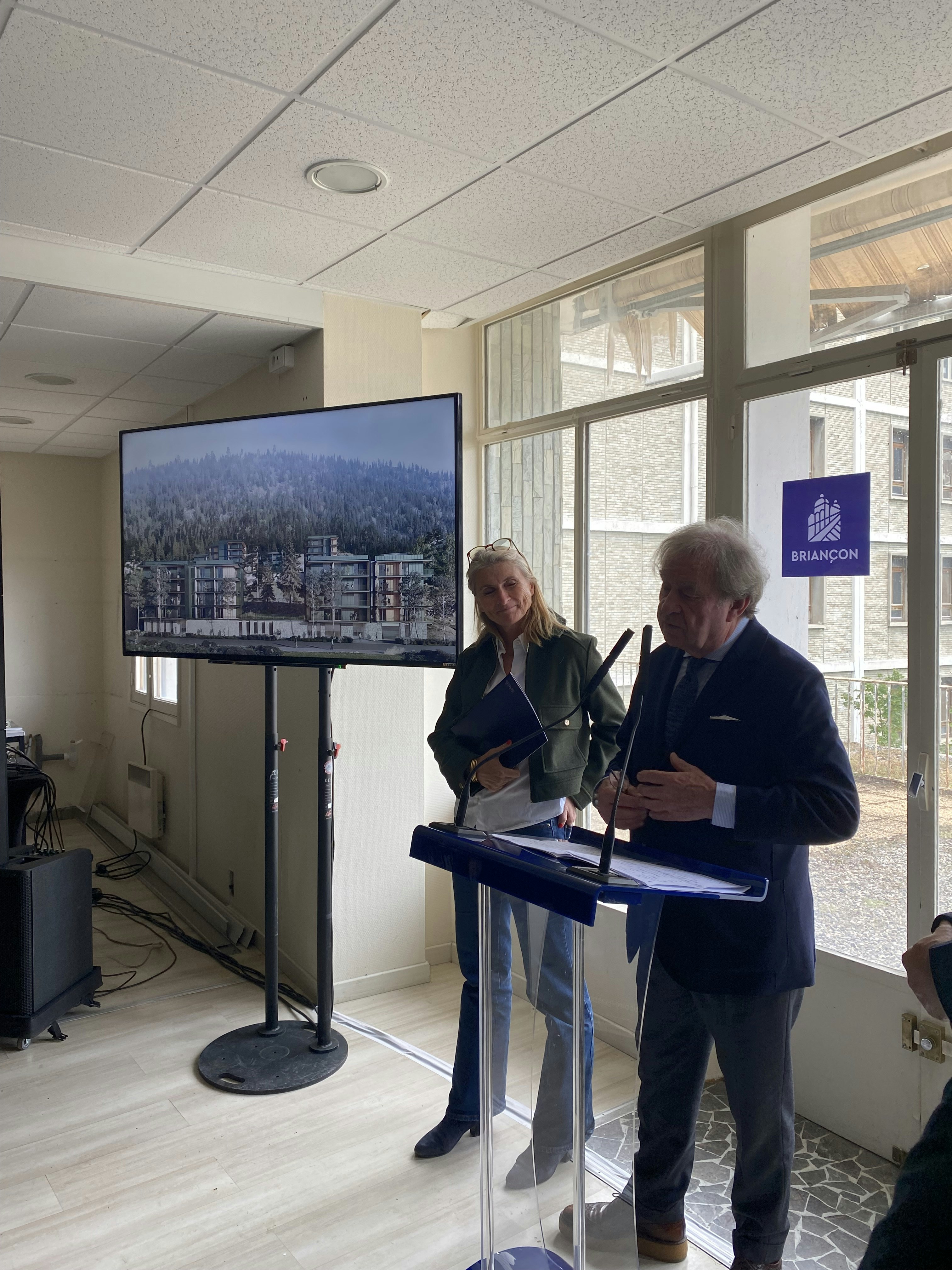 desk, furniture, table, shoe, crowd, person, adult, female, woman, man