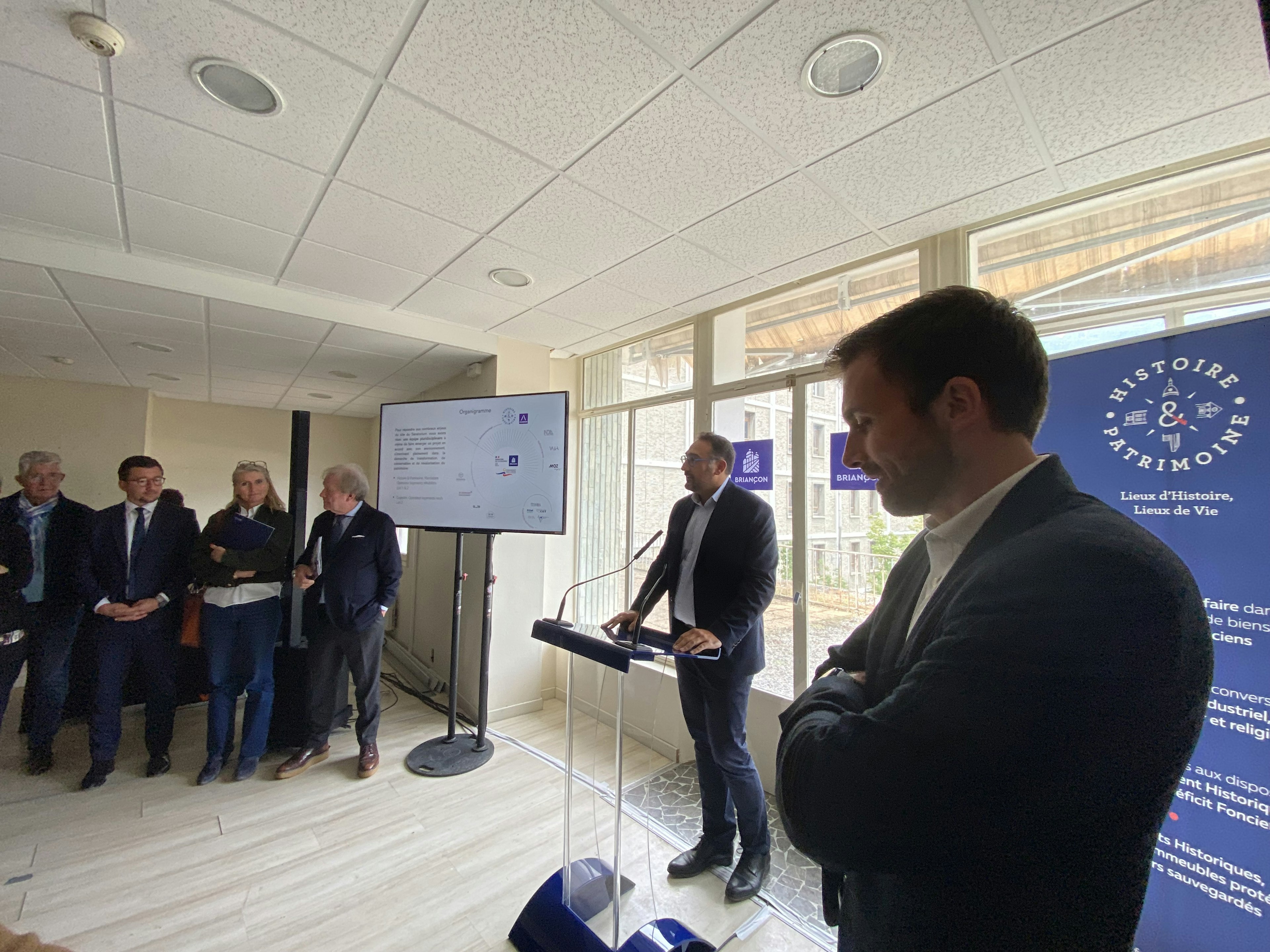 crowd, person, shoe, adult, male, man, audience, glasses, speech, microphone