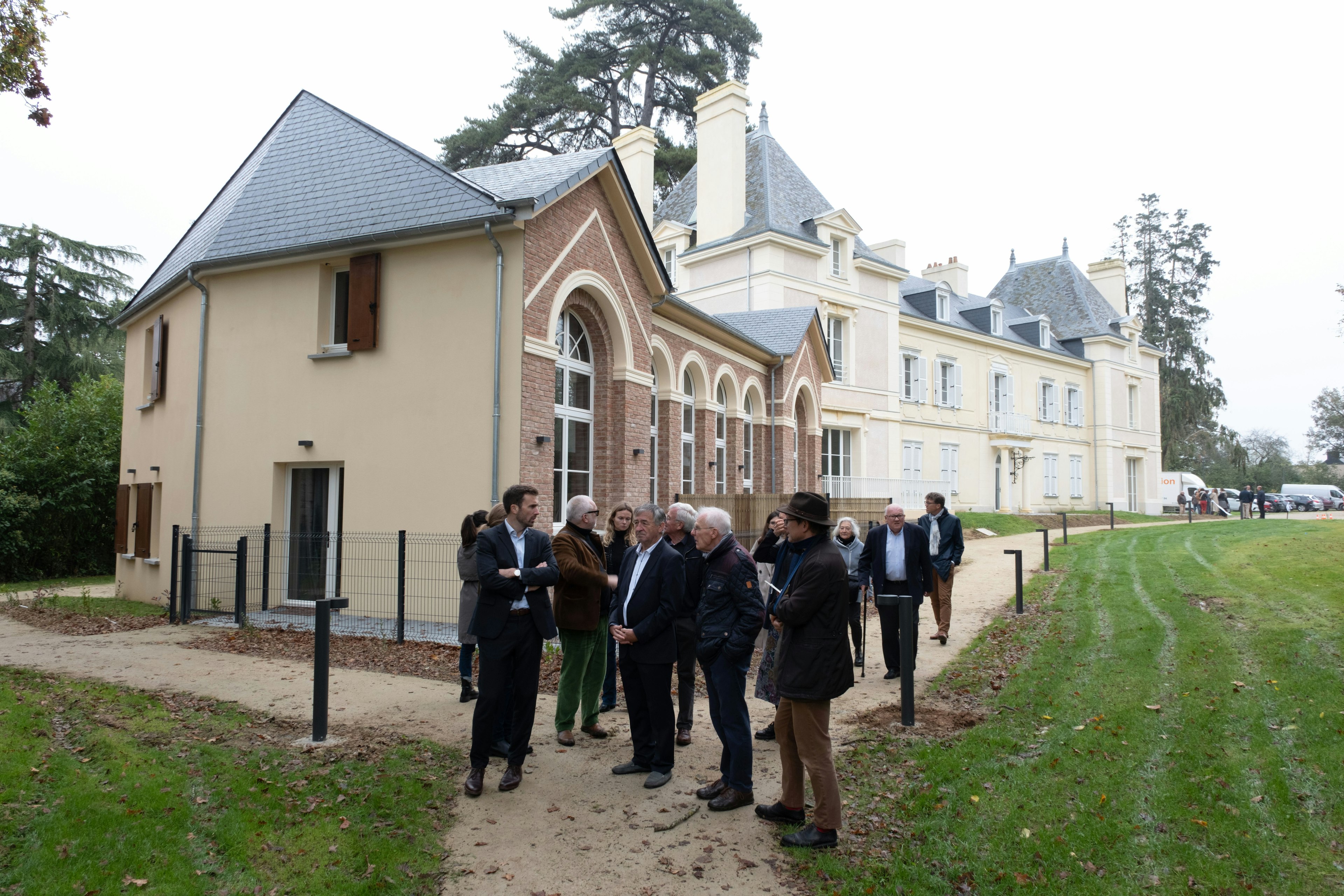 building, college, footwear, shoe, person, car, hat, handbag, coat, walking