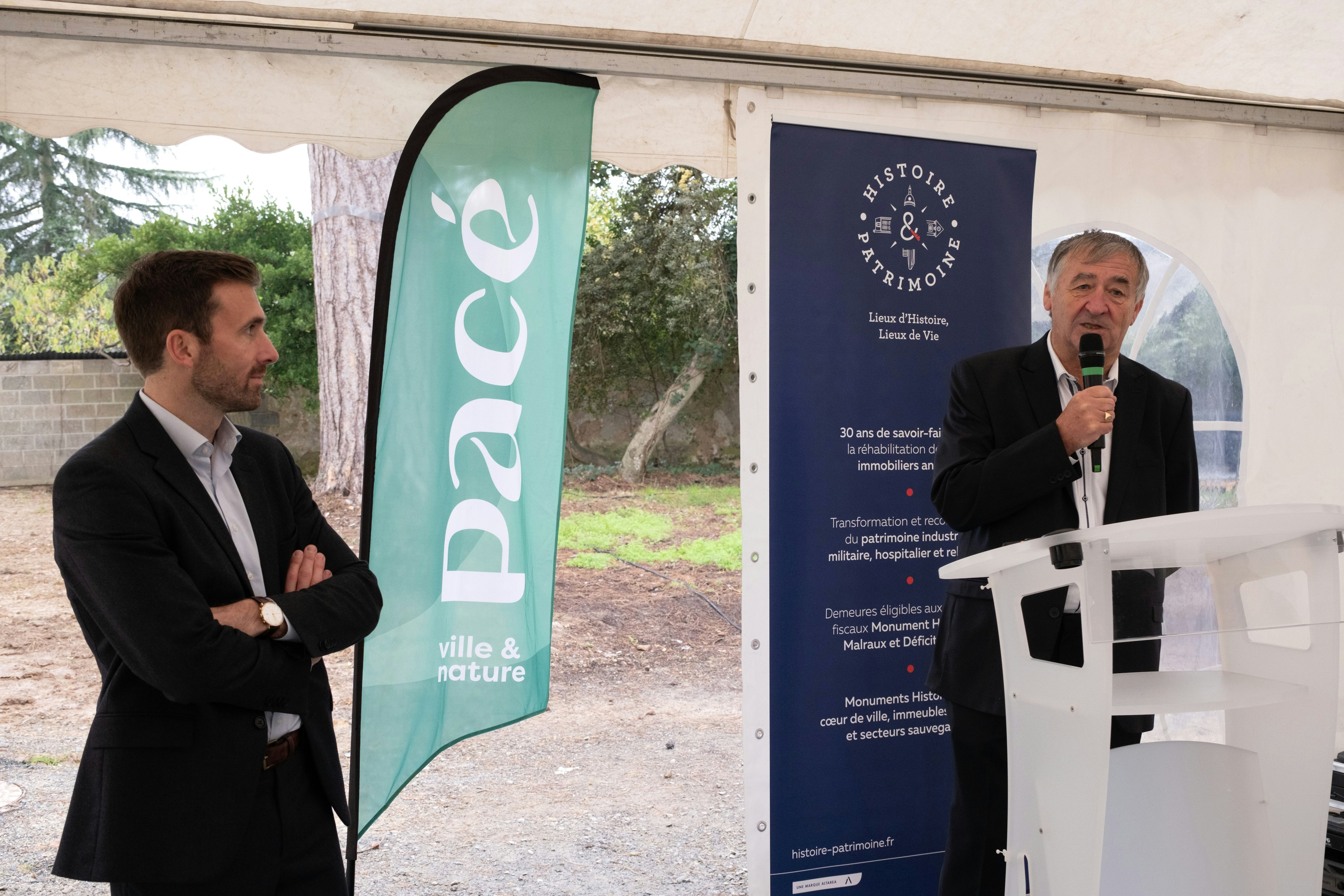 crowd, person, microphone, adult, male, man, wristwatch, belt, audience, speech