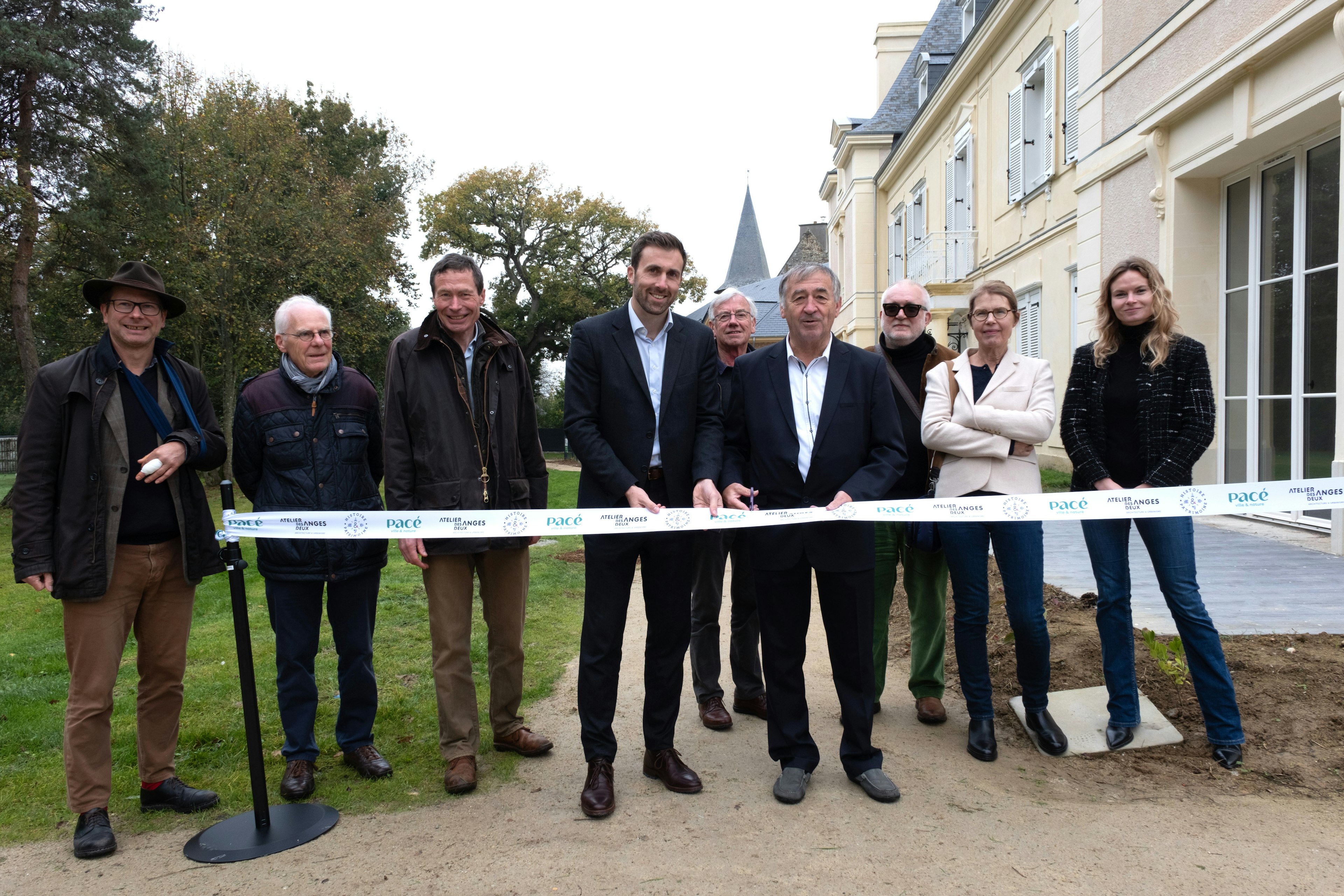 shoe, adult, male, man, person, coat, female, woman, glasses, jacket