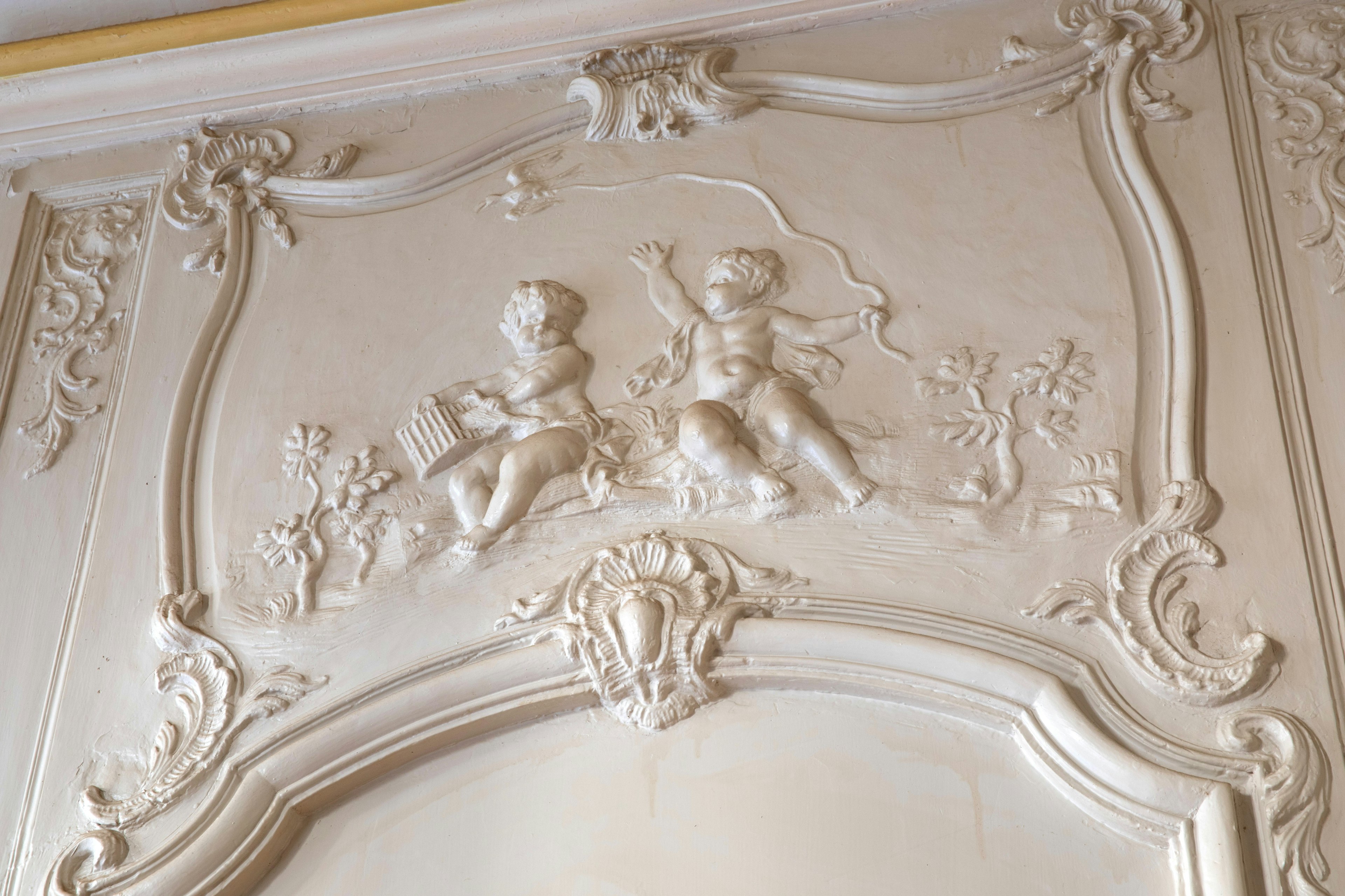 avant, bordeaux, baby, person, face, head, indoors, interior design