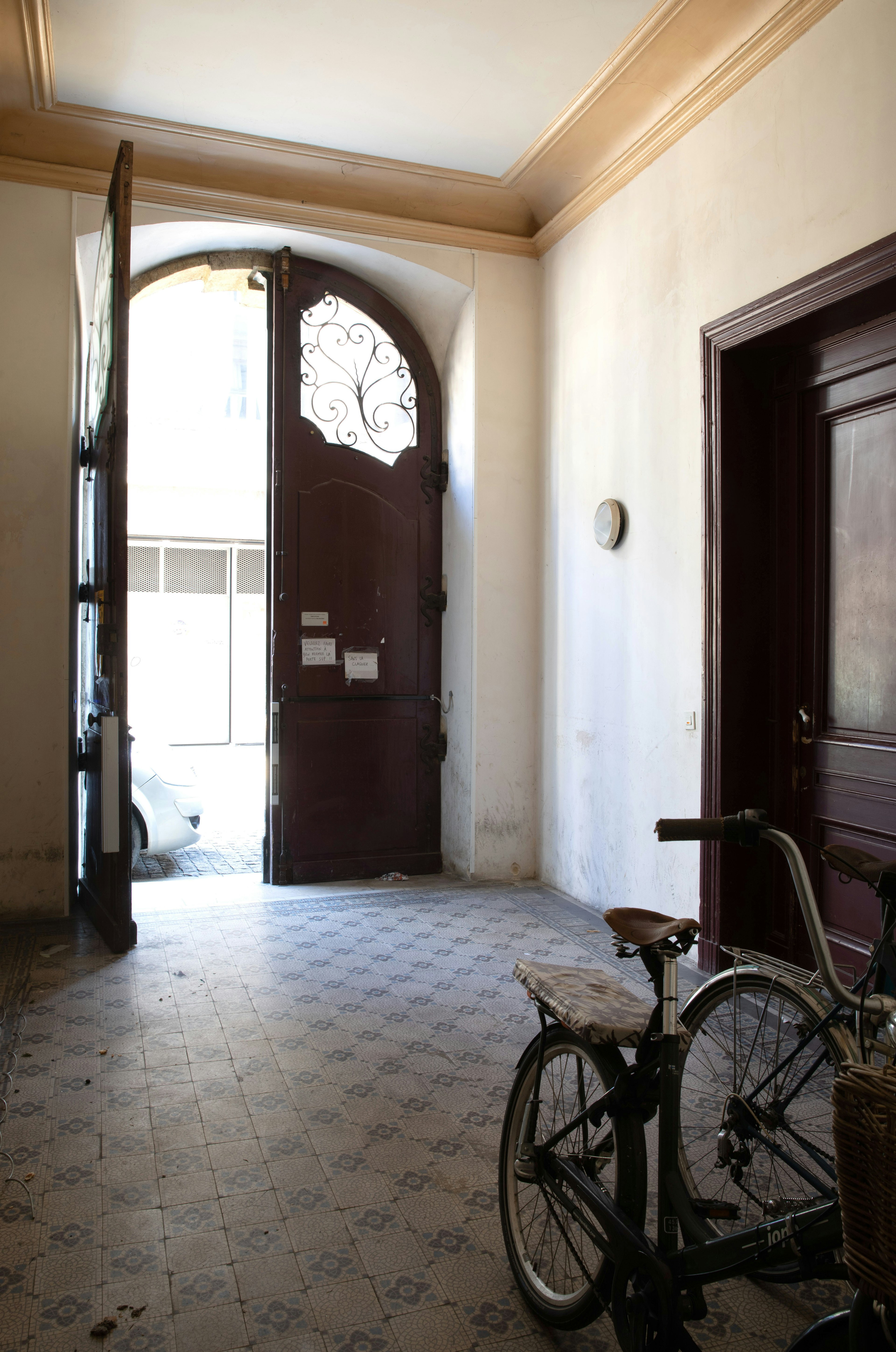 avant, bordeaux, floor, flooring, machine, spoke, wheel, bicycle, transportation, vehicle, door