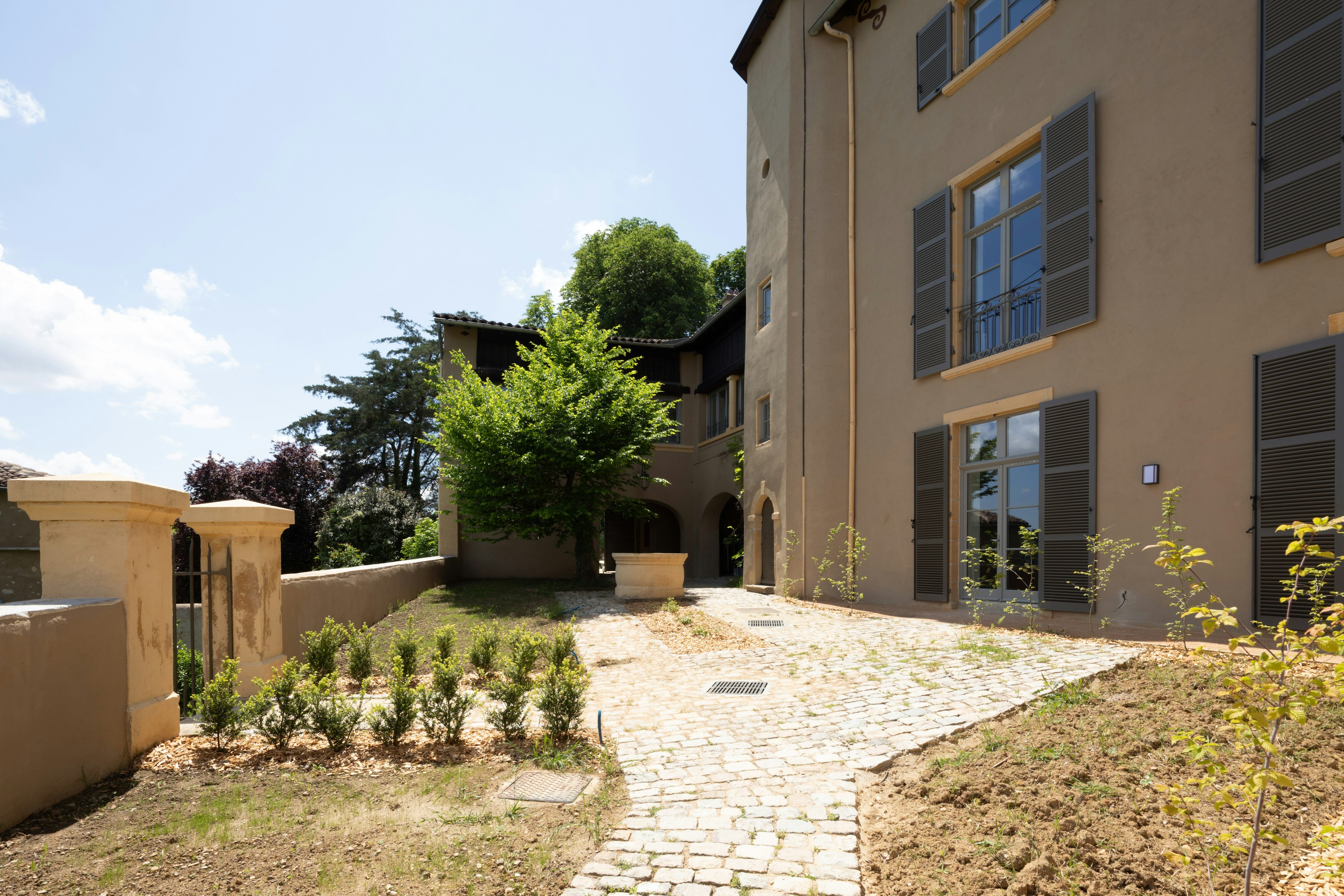 house, housing, villa, city, condo, street, urban, neighborhood, outdoors, path