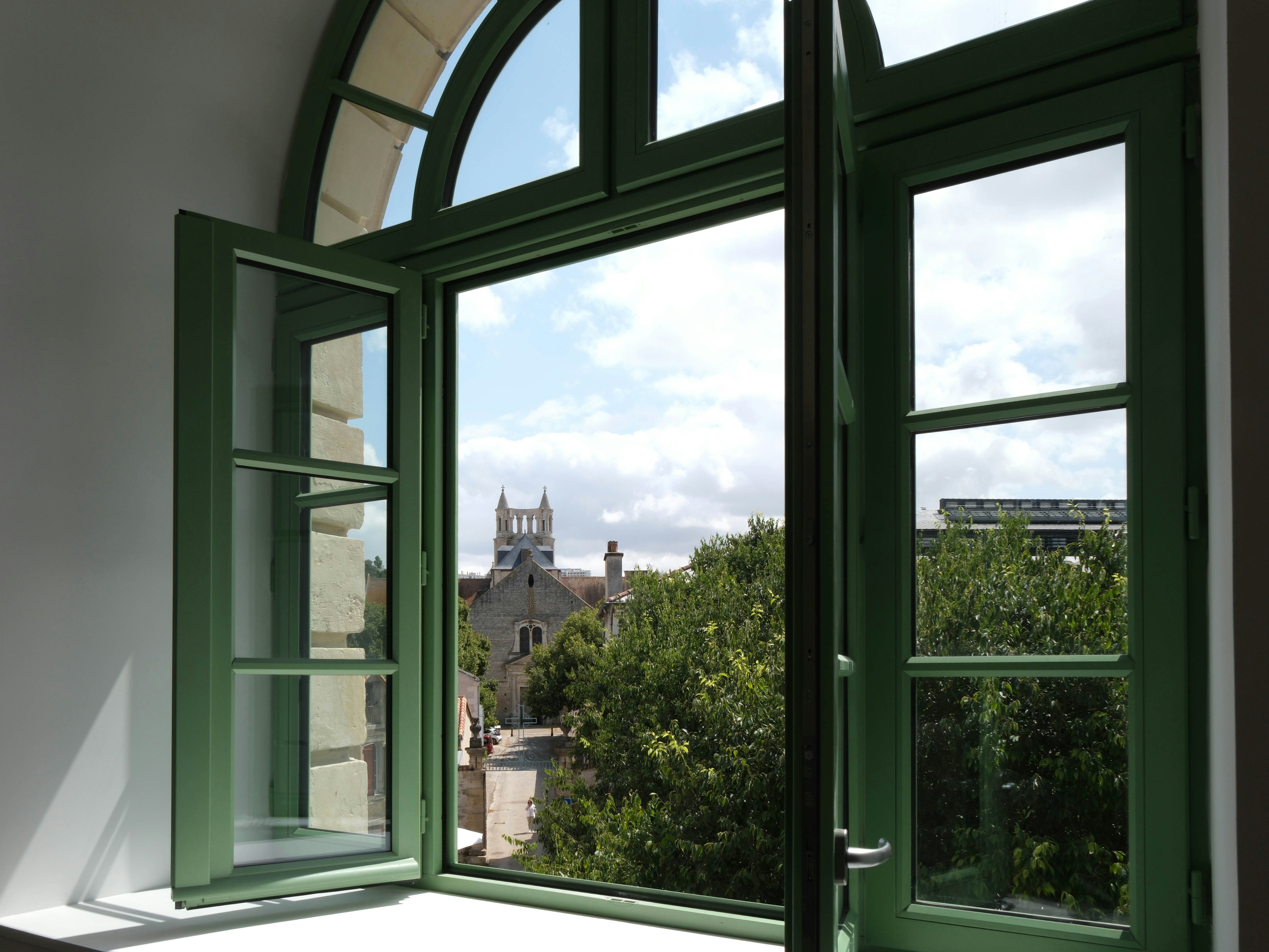window, french window, windowsill
