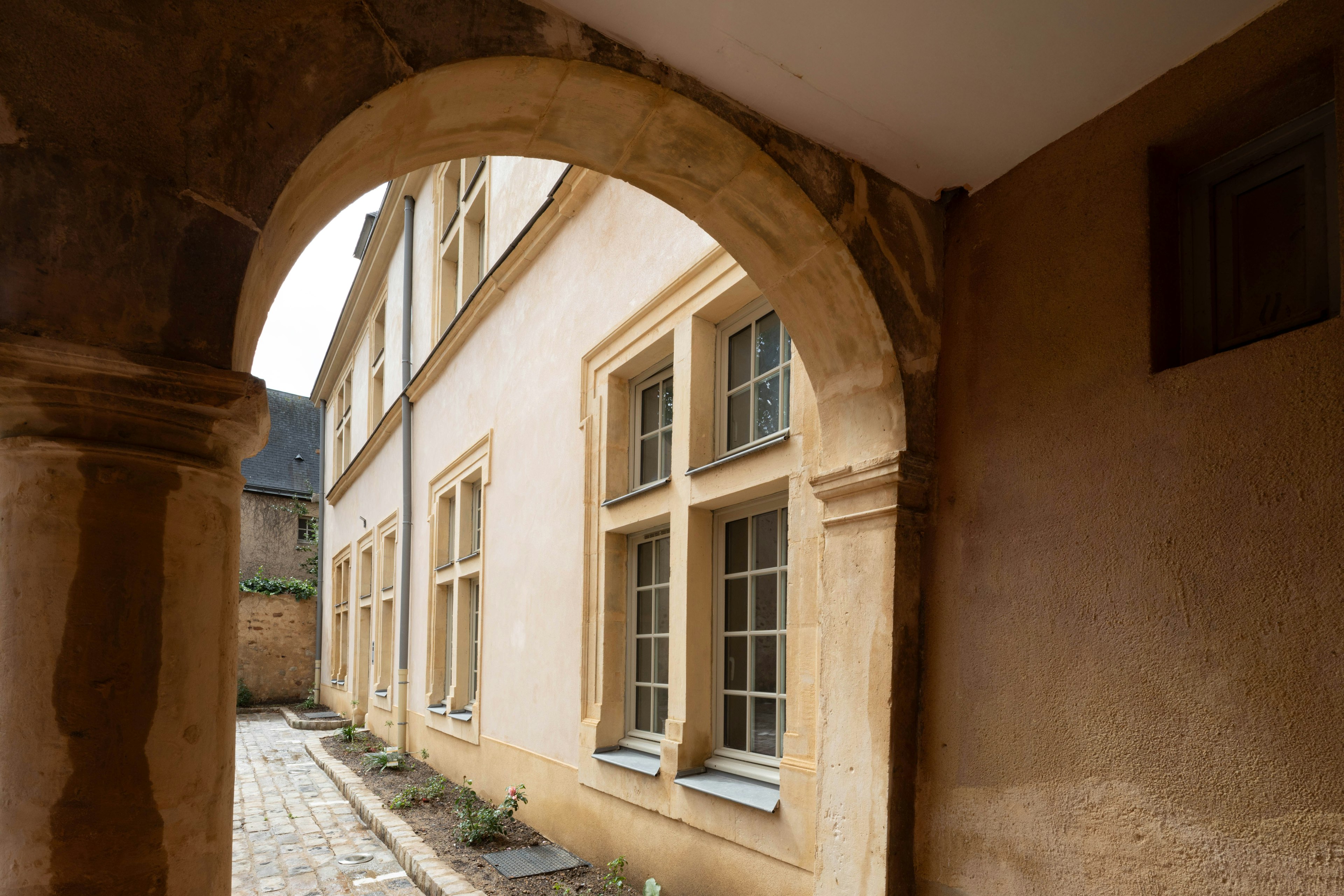 architecture, building, house, housing, villa, arch, window, city, monastery