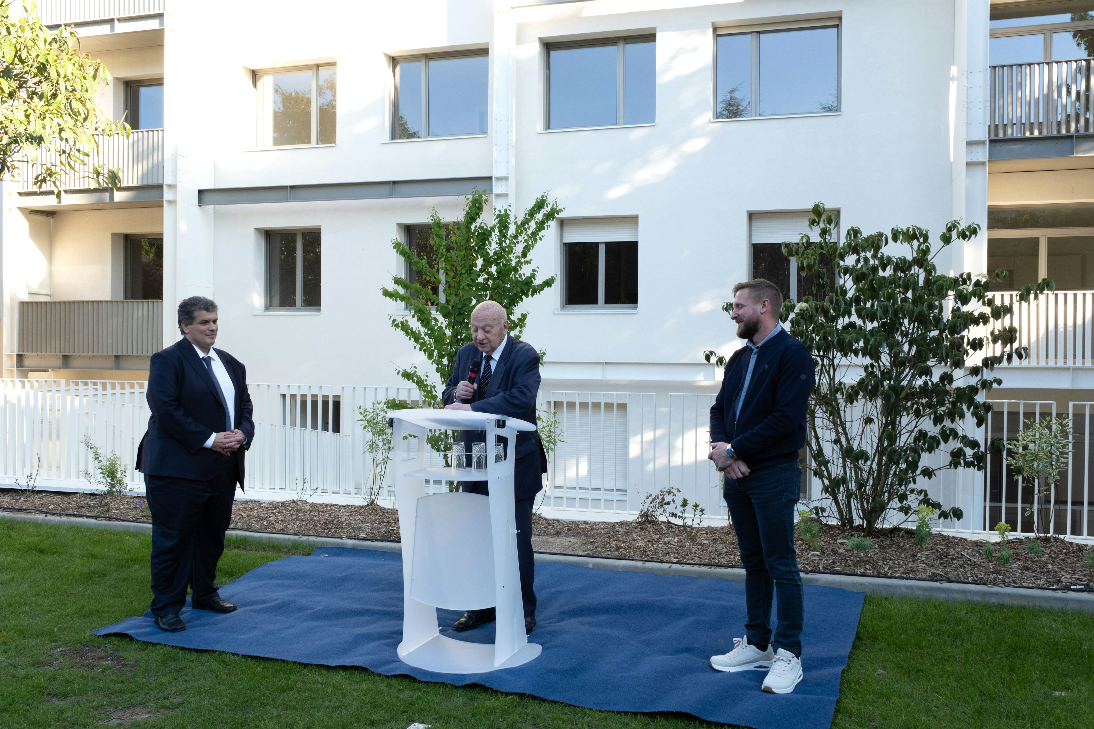 crowd, person, audience, clothing, footwear, shoe, adult, male, man, speech