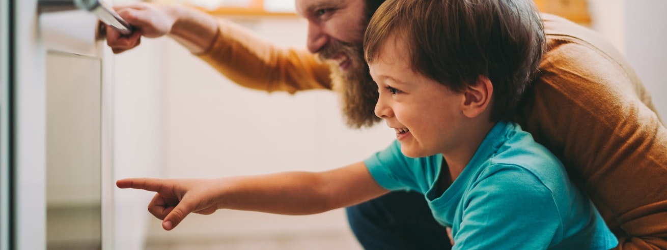 Un homme et un enfant devant en équipement électroménager