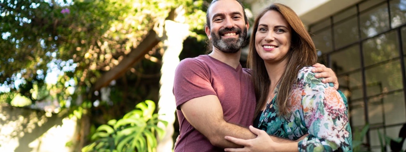 Couple souriant qui a rénové son appartement