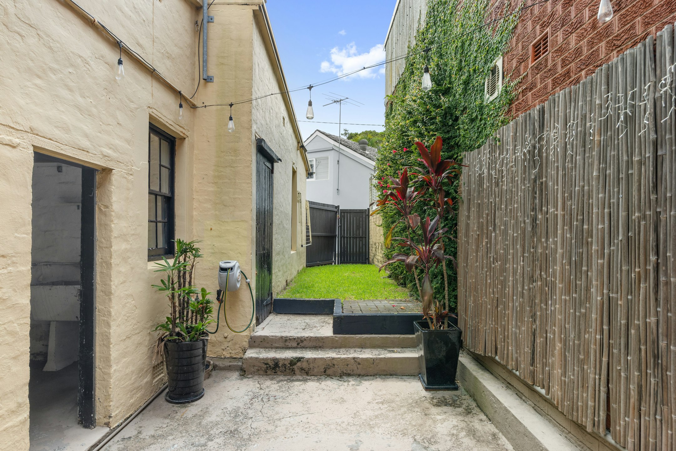 alley