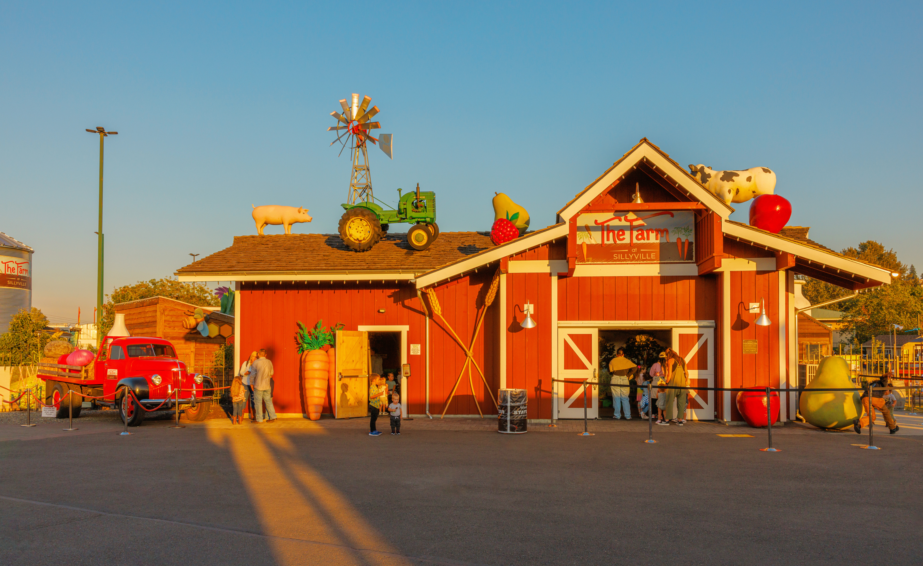🎉 Attractions & Exhibits
