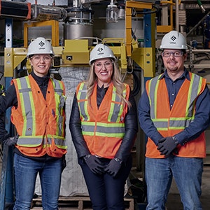 trois employes dans usine