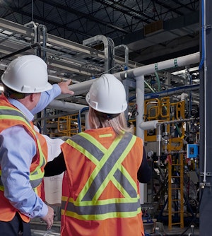 deux employes dans usine