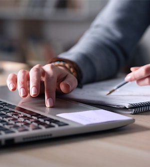 femme qui travaille avec ordinateur