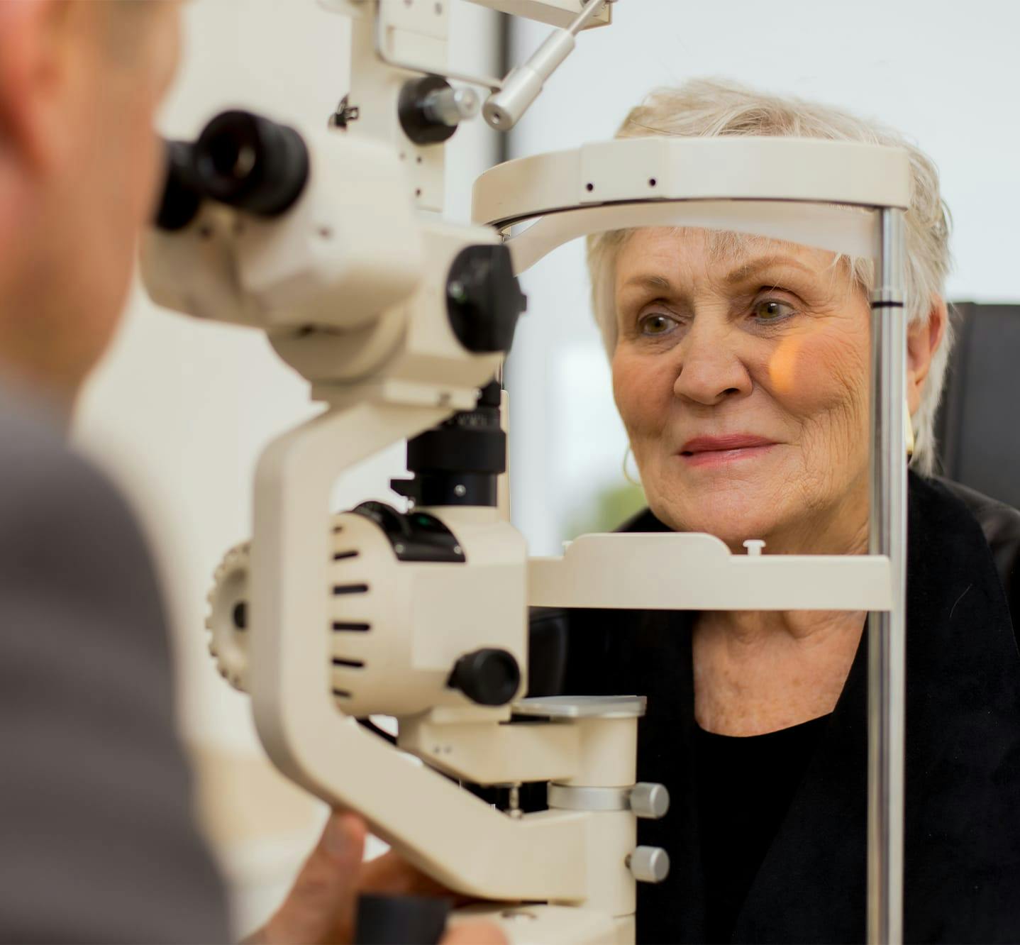 patient getting her eyes diagnosed