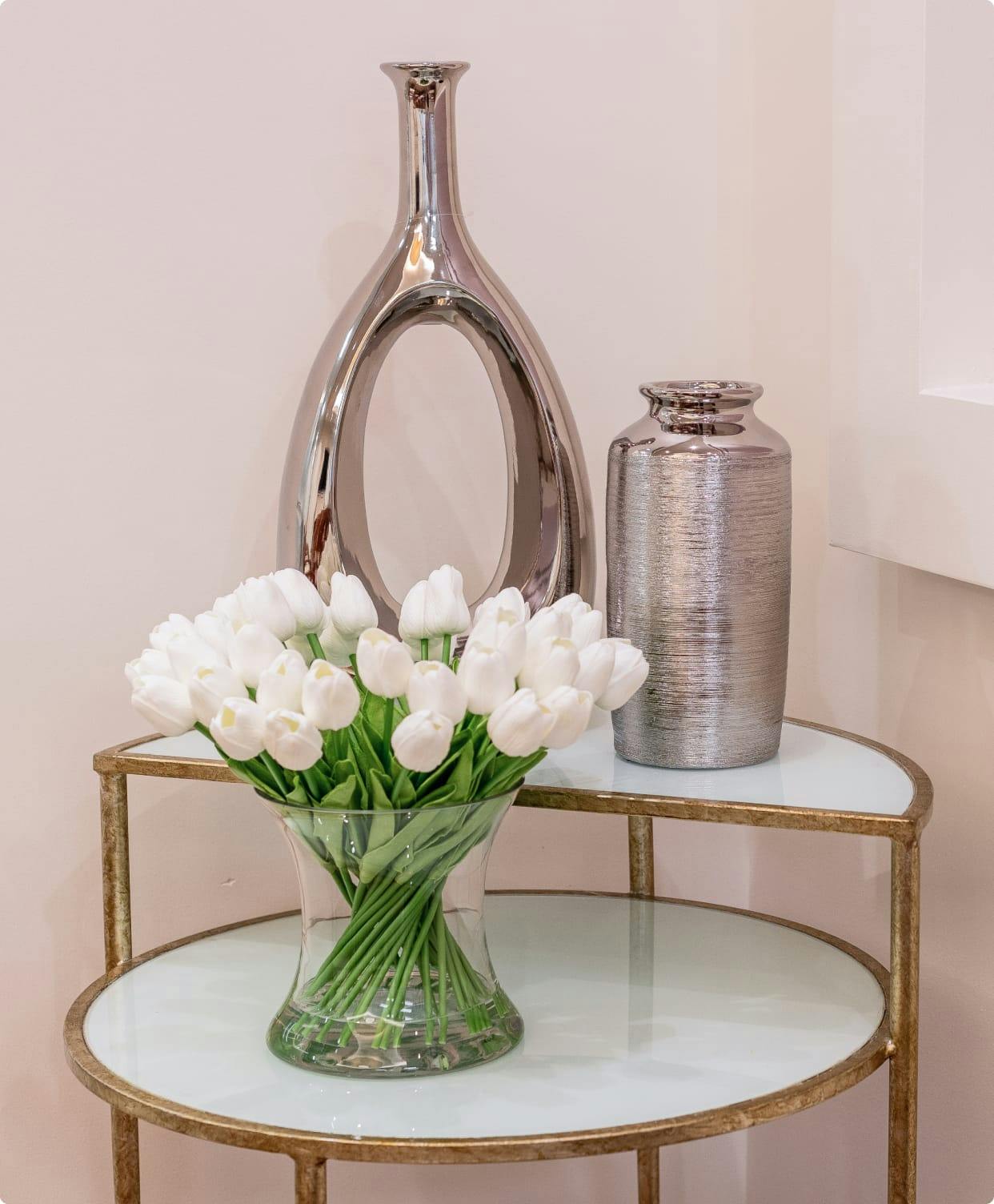 vases and tulips on end table