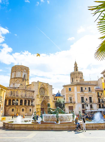 Place centrale de Valence avec fontaine et bâtiments historiques lors d’un échange scolaire en Espagne.