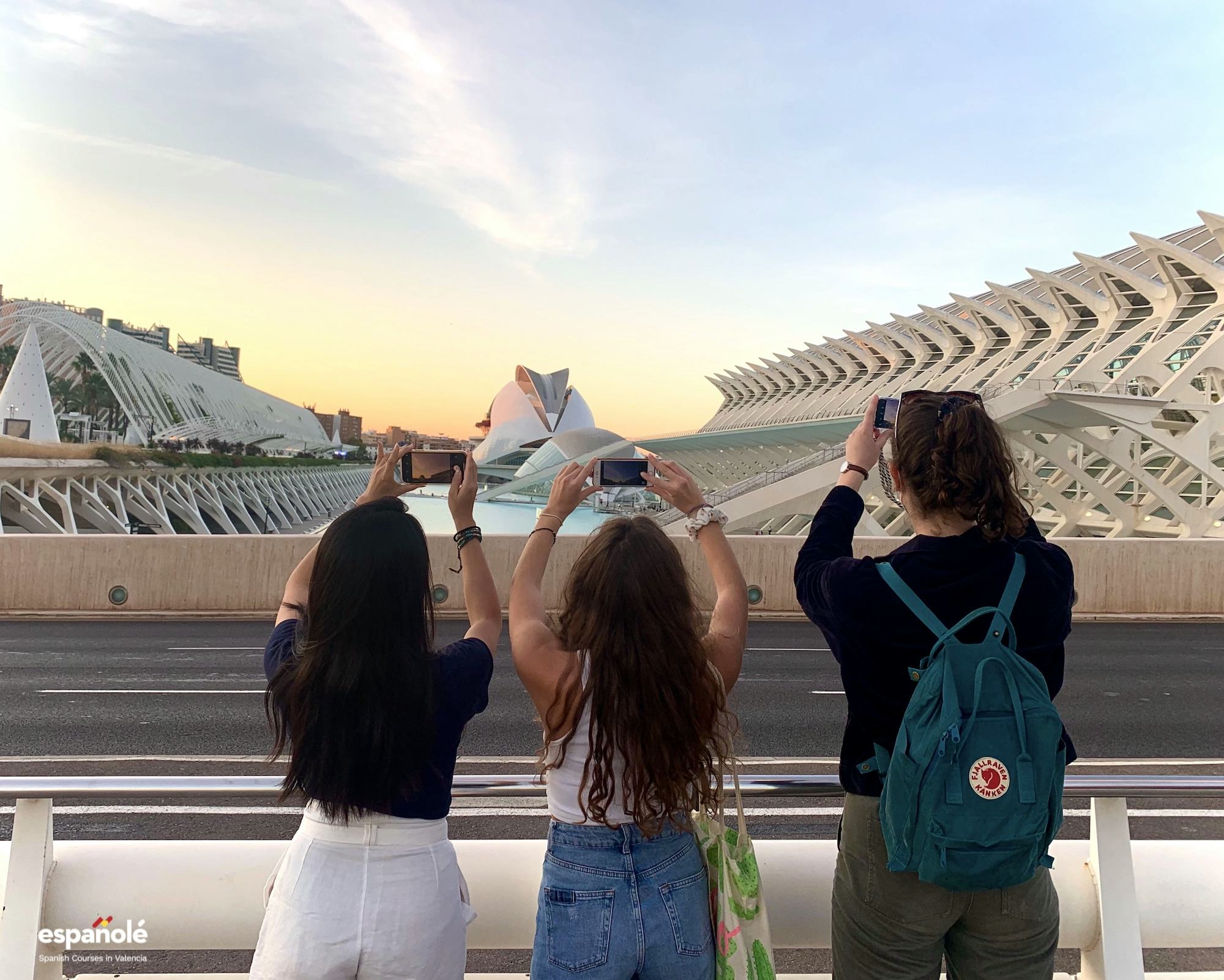 Étudiants photographiant la Cité des Arts pendant des cours de langue à Valence, au coucher du soleil.