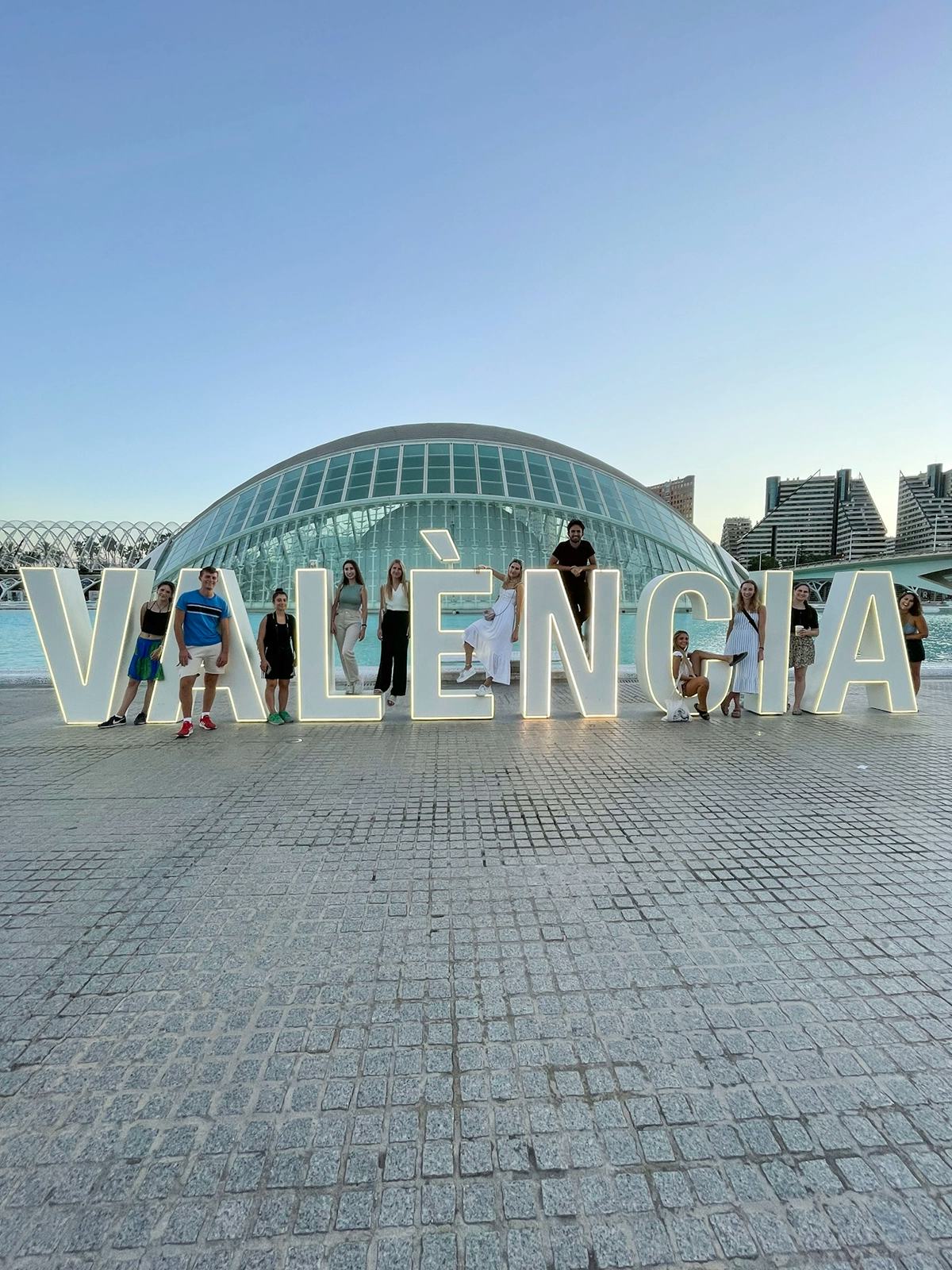 Étudiants devant l’inscription Valencia pendant des cours de langue à Valence, à la Cité des Arts et des Sciences.