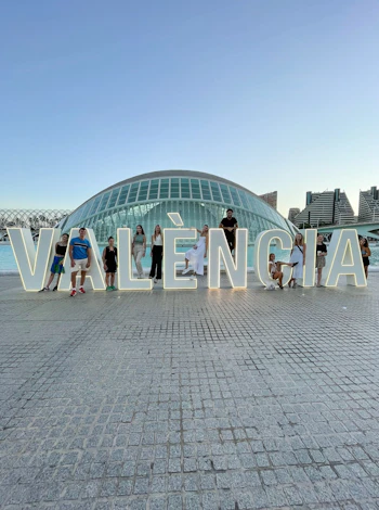 Étudiants devant l’inscription Valencia pendant des cours de langue à Valence, à la Cité des Arts et des Sciences.