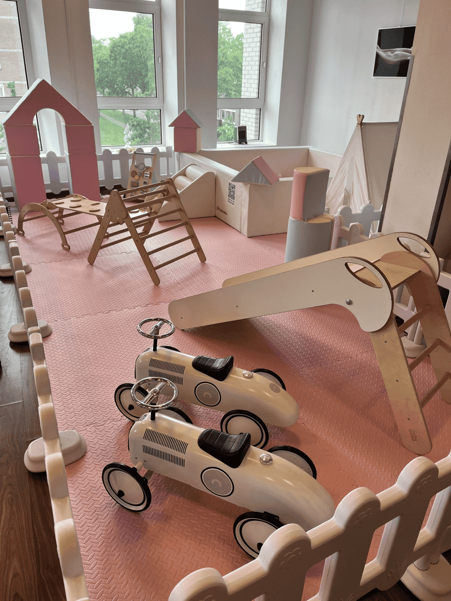 Softplay met met houten glijbaan en retro auto's