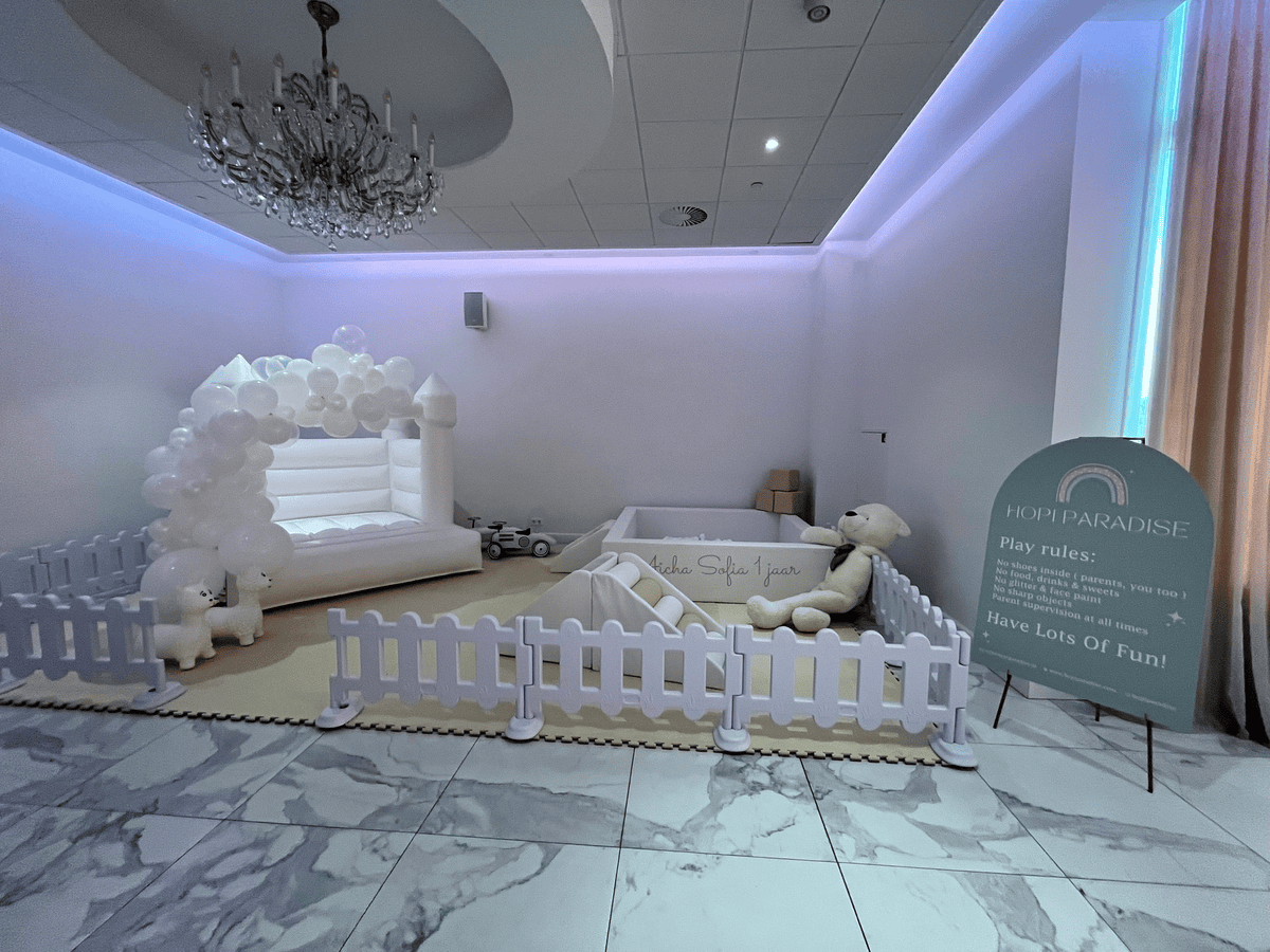 Luxe softplay hoek met springkasteel, llama's en glijbaan
