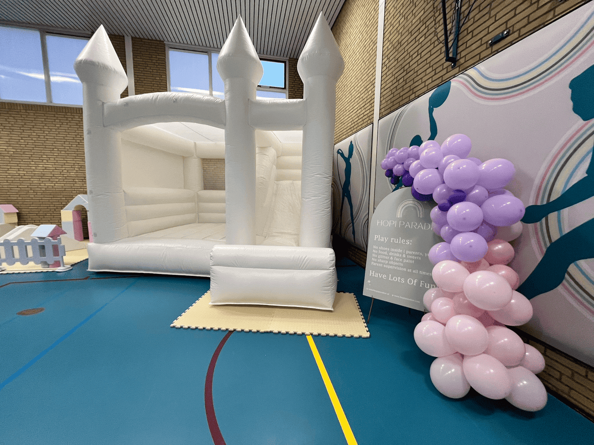 Luxe softplay springkasteel in gymzaal