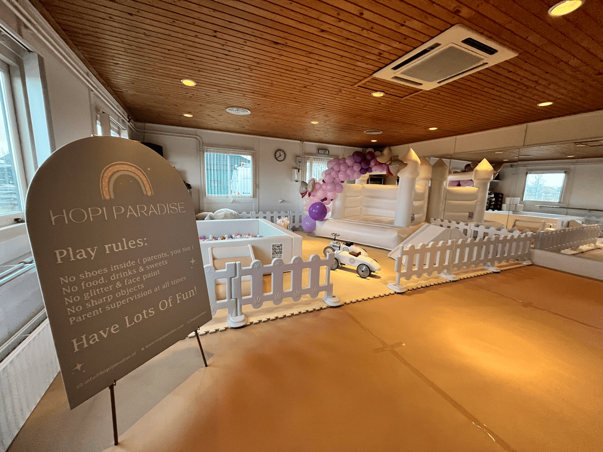 Hopi Paradise bord met luxe softplay op de achtergrond