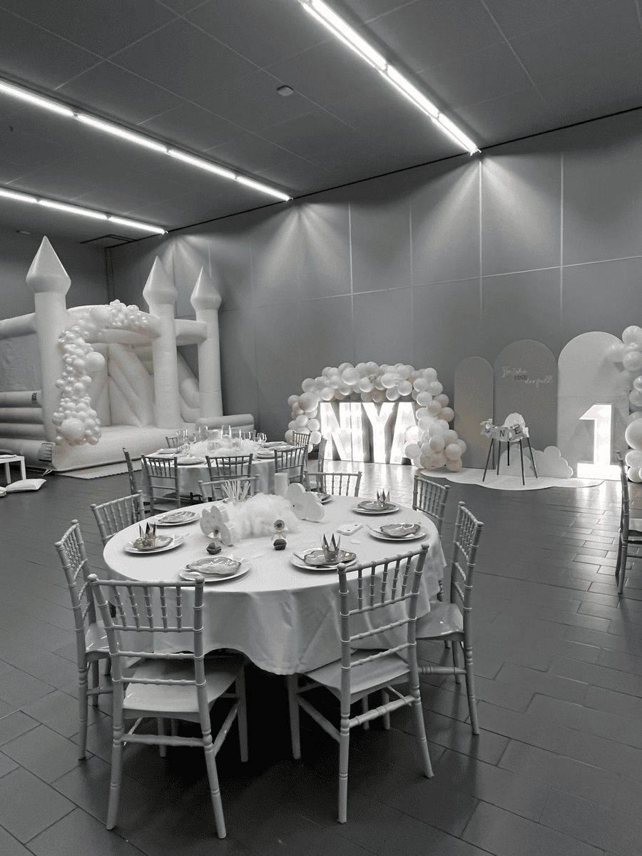 Luxe verjaardag voor kind van 1 jaar met luxe softplay springkasteel