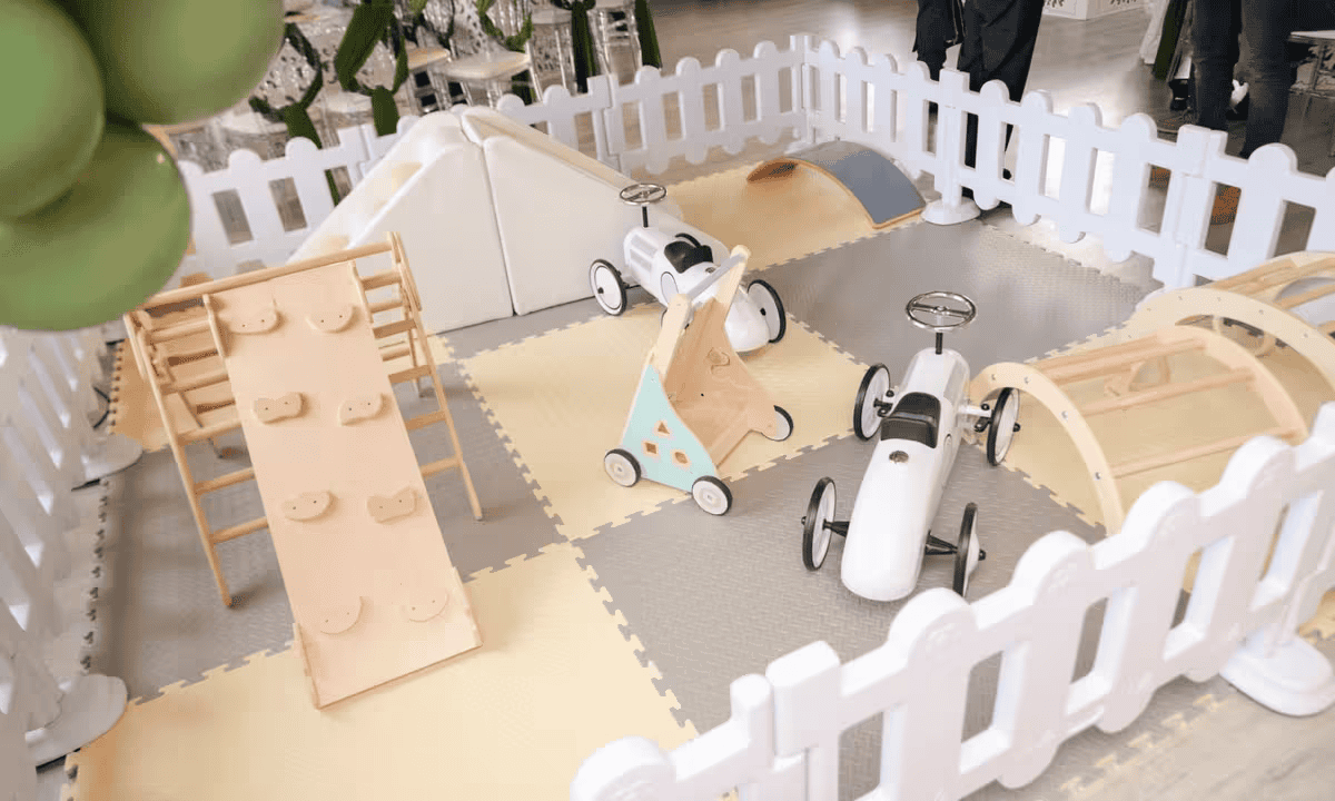 Softplay mat, ruitpatroon met retro auto's, houten klimstel en softplay glijbaan